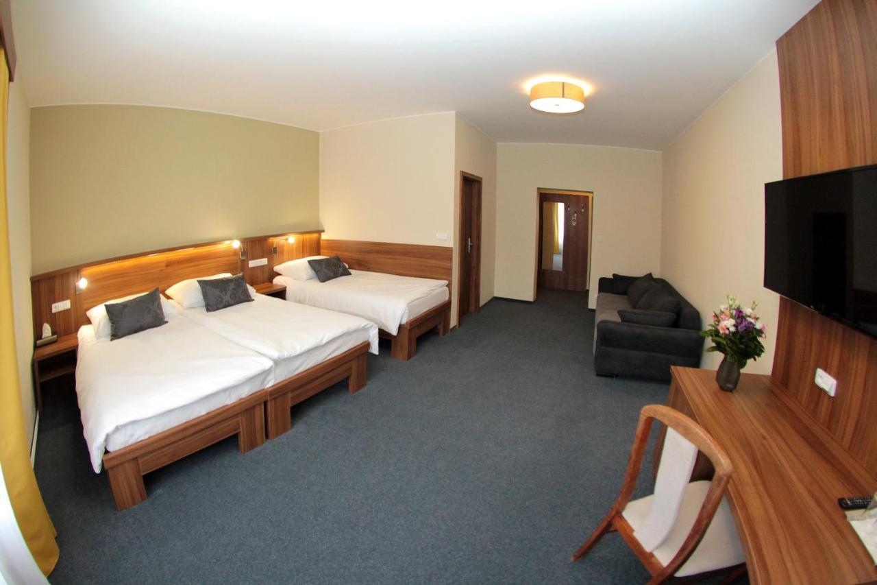 Hotel Baltaci Stary Zamek Napajedla Extérieur photo