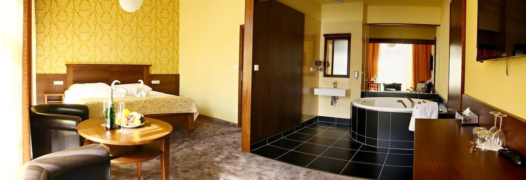 Hotel Baltaci Stary Zamek Napajedla Extérieur photo