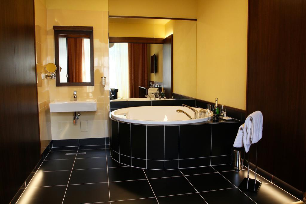 Hotel Baltaci Stary Zamek Napajedla Extérieur photo